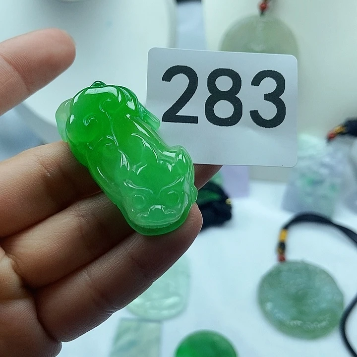 翡翠吊坠(赠链)未镶嵌