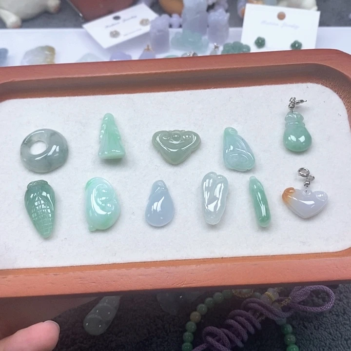 翡翠未镶嵌颈饰多样性发其一
