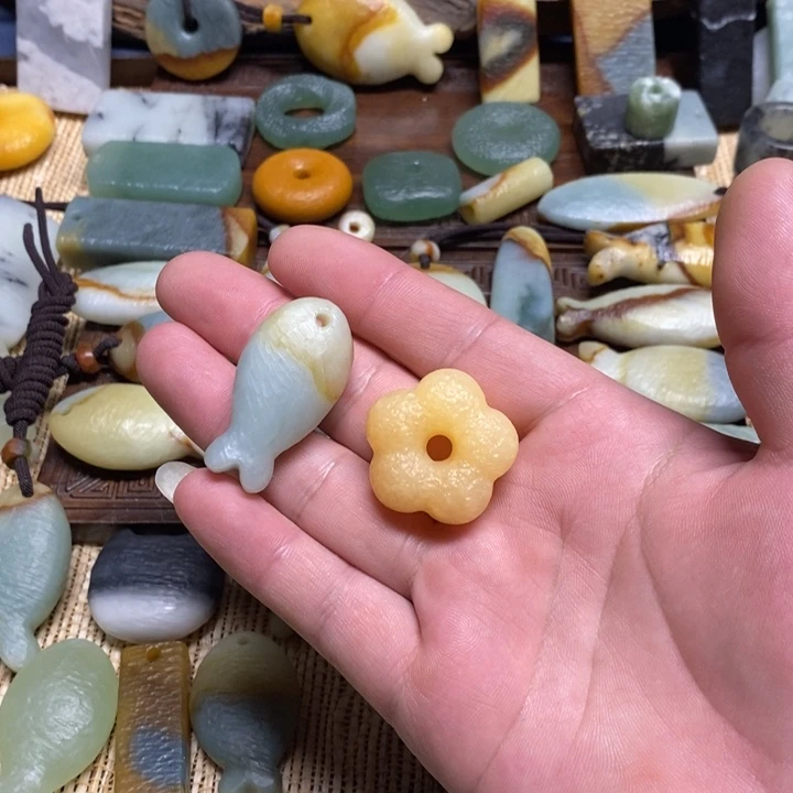 今***大蛇纹石玉未镶嵌颈饰