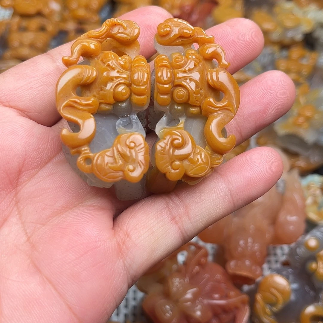 石英质玉（黄龙玉）未镶嵌颈饰