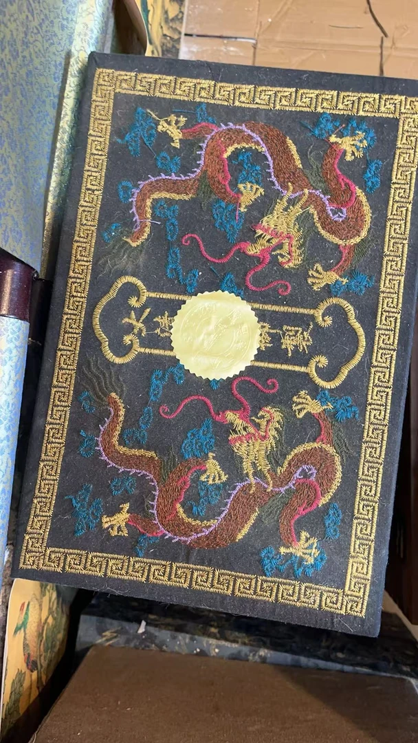 精品蓝箱子摆件一个