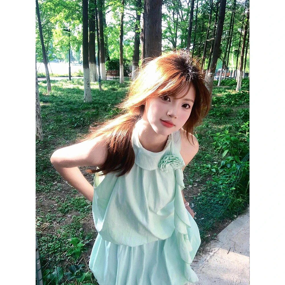 2025新款法式绿色挂脖无袖吊带上衣女夏季时尚花苞半身短裙套装