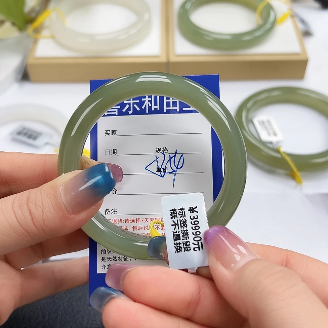 和田玉未镶嵌手镯