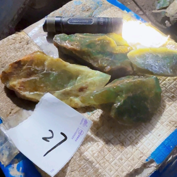 用***心蛇纹石玉未镶嵌原石