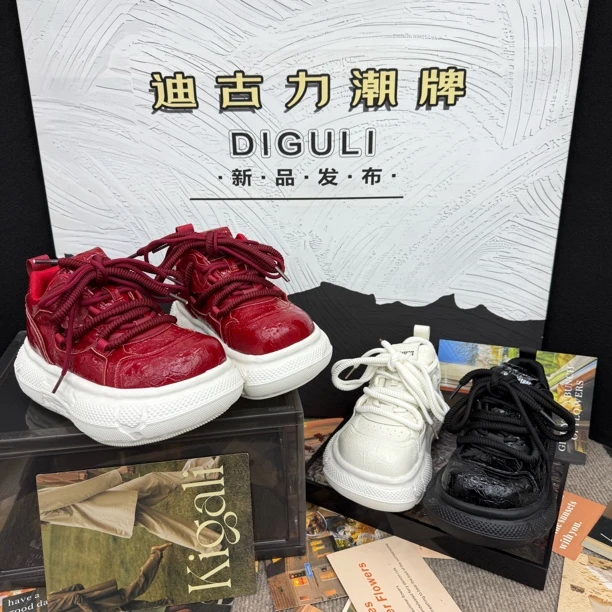 【迪古力】2026春新款百搭舒适漆皮厚底运动休闲鞋女增高运动鞋莎