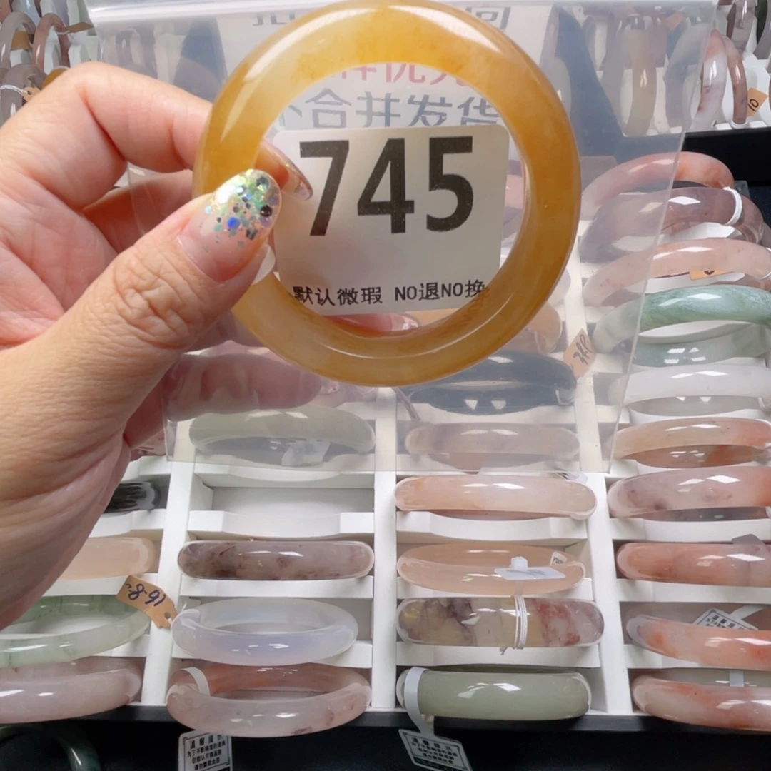 奥***哦石英质玉未镶嵌手镯745