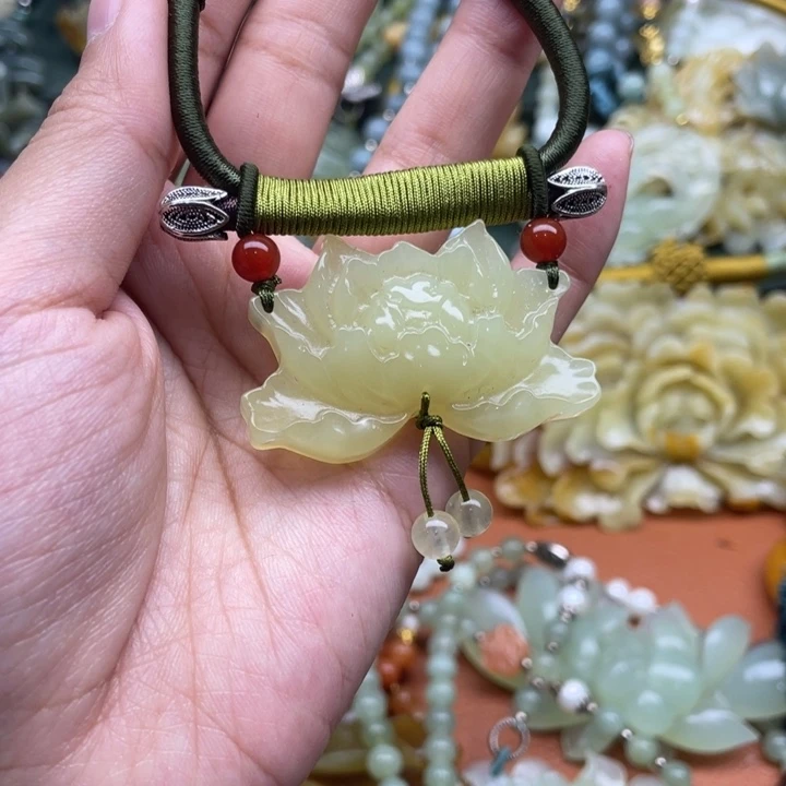 蛇纹石玉吊坠合金