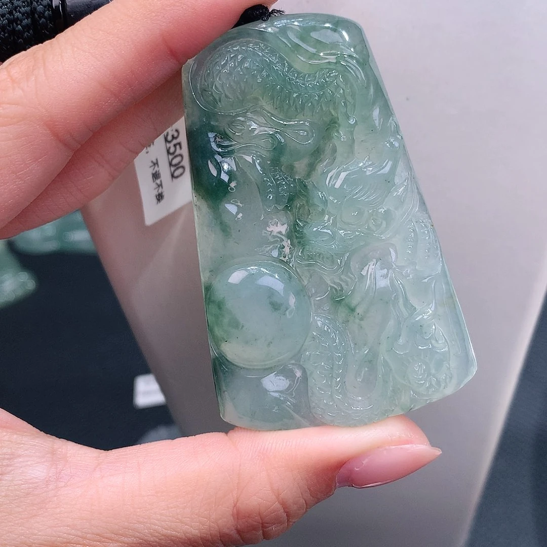 颈饰18K金镶嵌翡翠飘花大龙牌