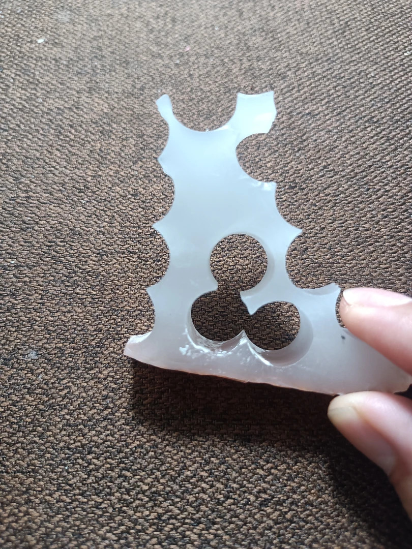 温润如玉，玉质细，冰透。