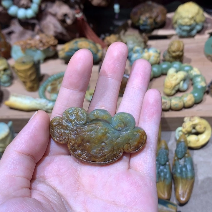 未镶嵌岫岩河磨玉（透闪石质玉）挂件