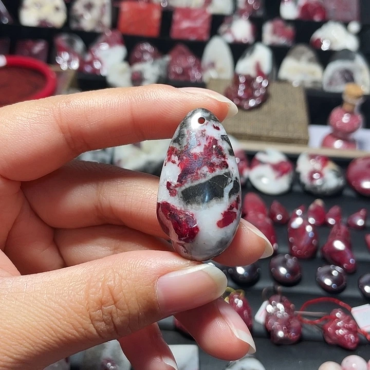 天然辰砂原石晶体吊坠