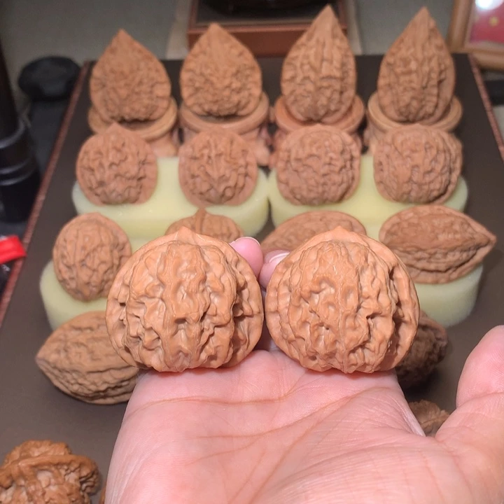 核桃文玩核桃把件梨木台