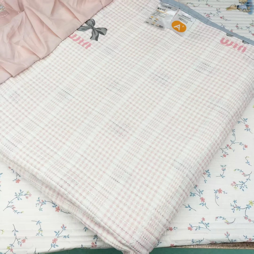 瑕疵【包边床盖】<粉格-蝴蝶结>240X240m<±5cm>透气吸汗机洗
