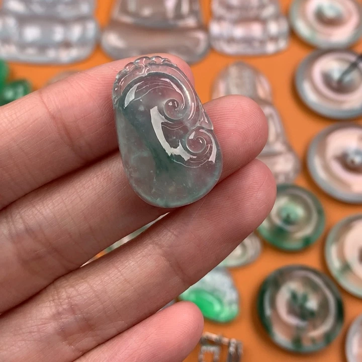 翡翠挂件未镶嵌….