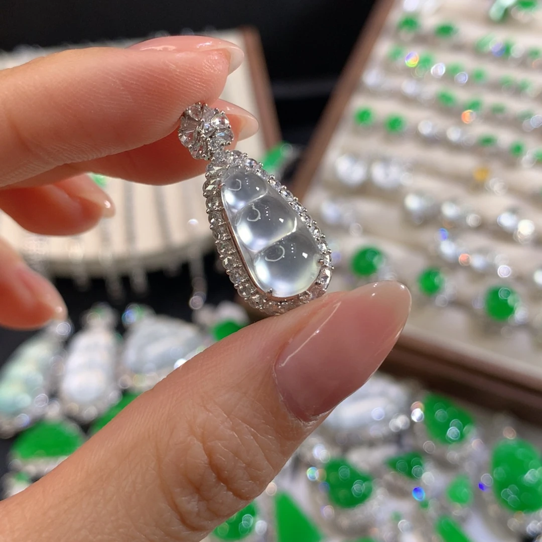 翡翠18K金镶嵌颈饰福豆