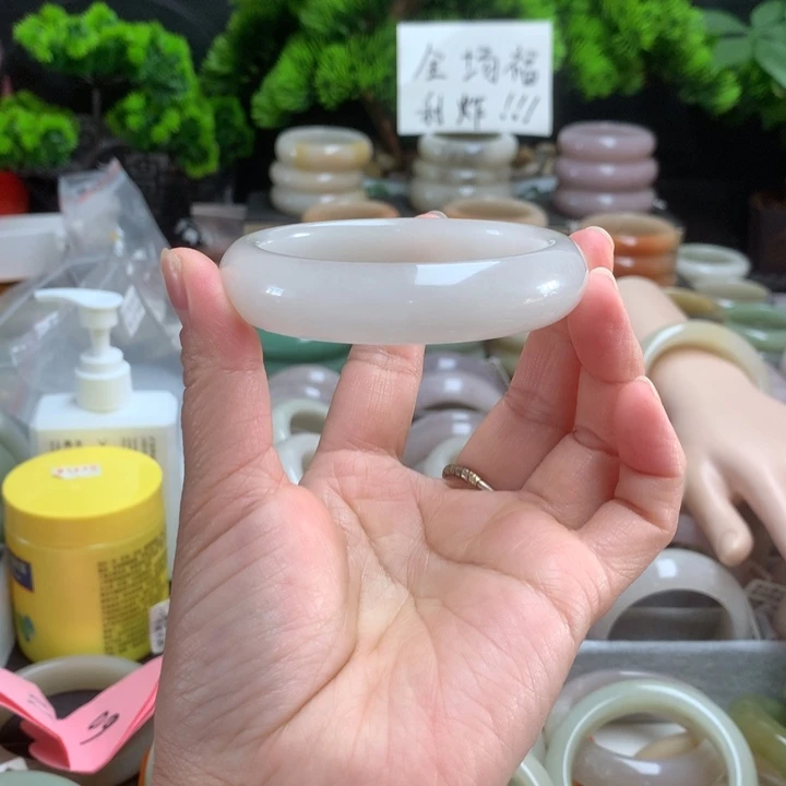 万***清石英质玉（佘太翠）未镶嵌手镯