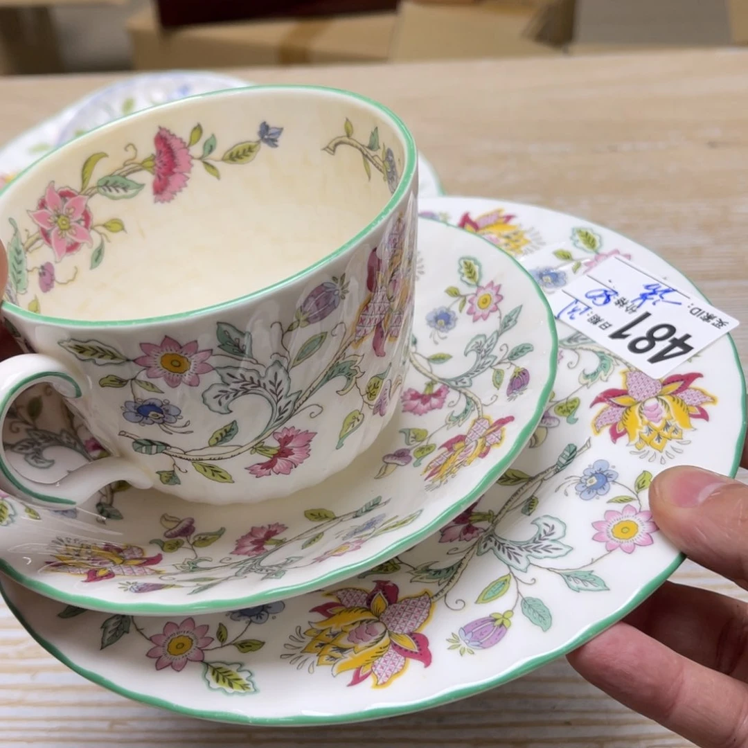 瓷片一****行密密麻麻地排列着一个