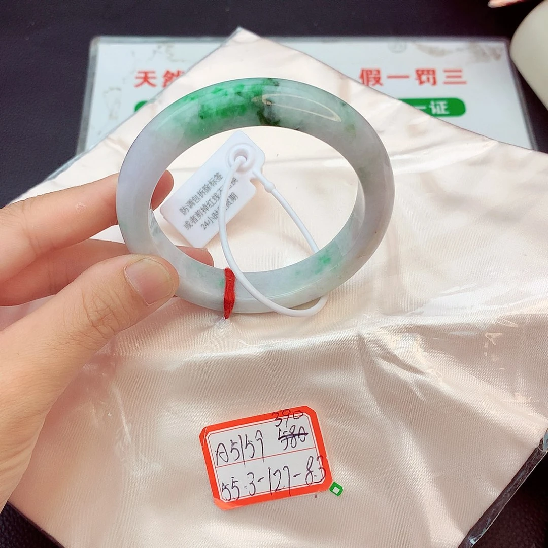 翡翠手镯未镶嵌翡翠