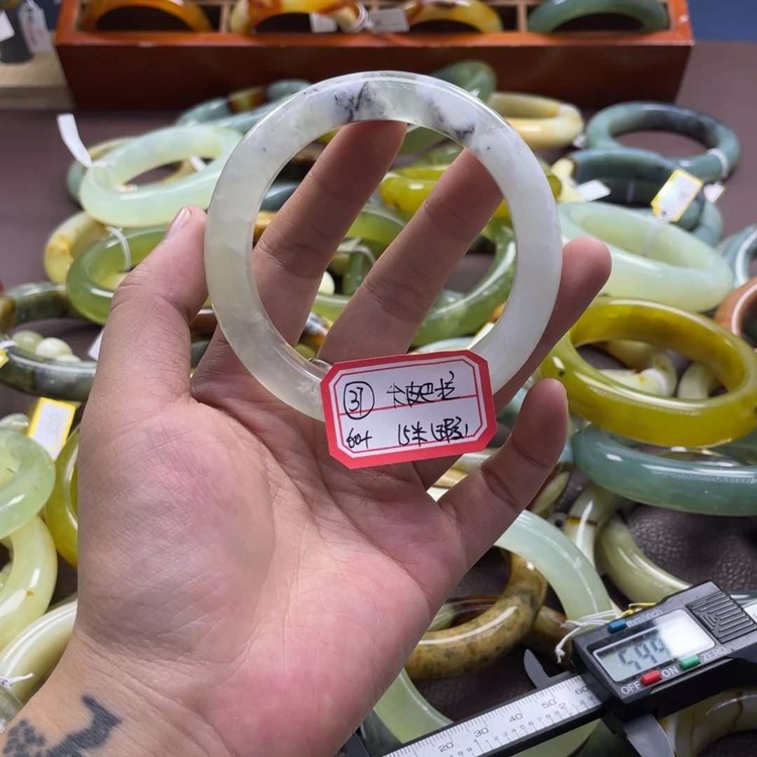 卡***迪蛇纹石玉未镶嵌手镯