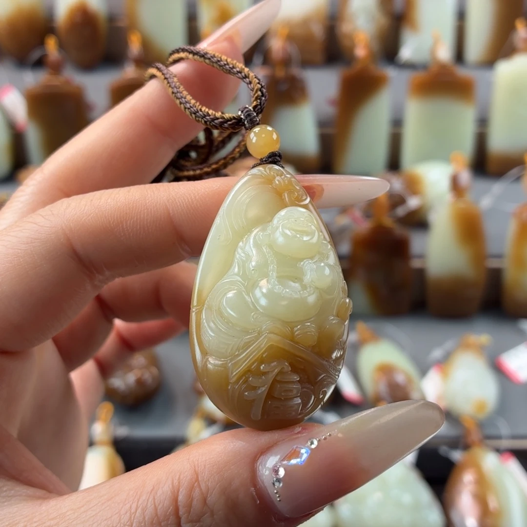 大***宝和田玉未镶嵌颈饰