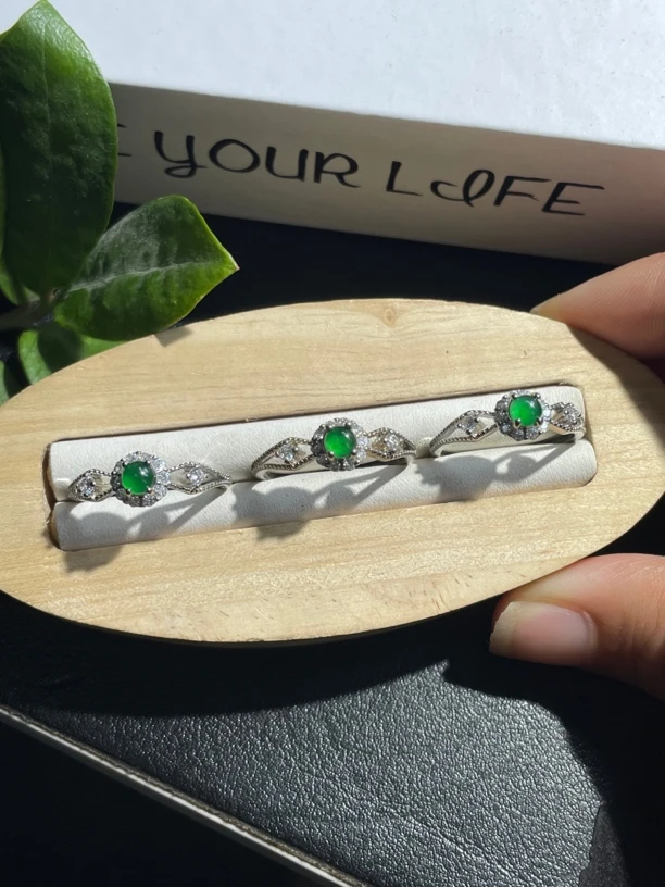 天然翡翠A货绿色蛋面戒指时尚镶嵌设计独特彰显魅力(多样性发货)