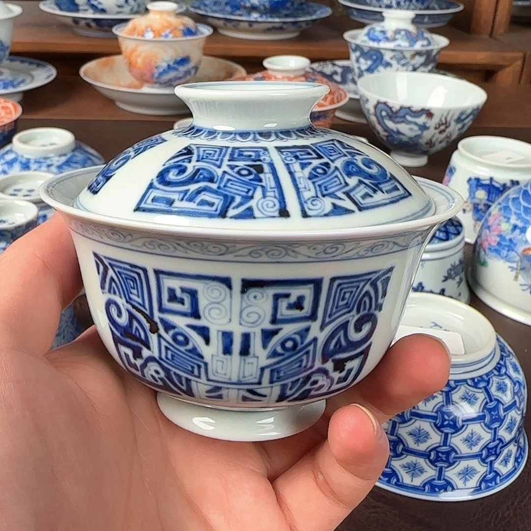 杯青花釉下饕餮纹盖碗