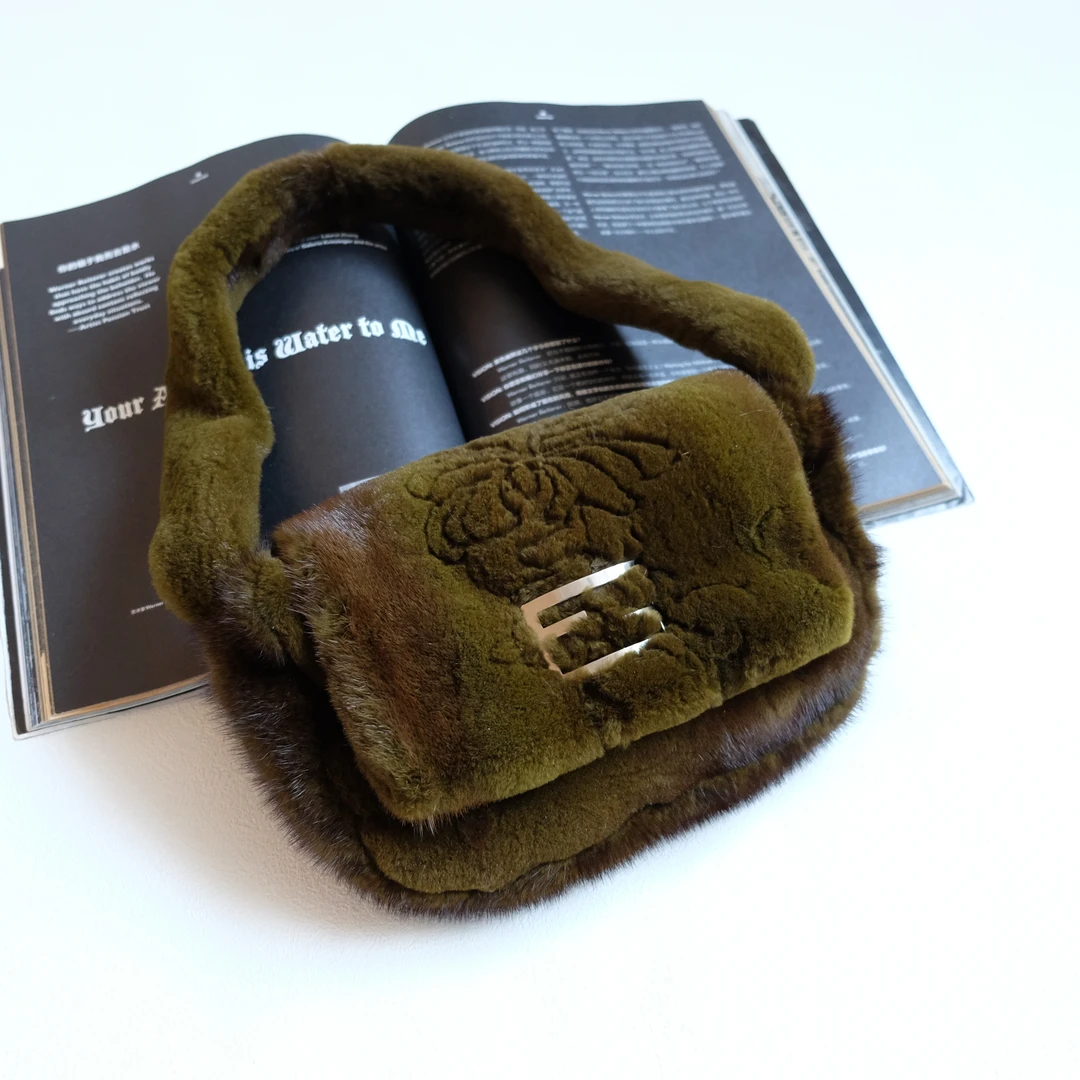 95新 FENDI/芬迪 辣辣/气质老花扣翻盖毛毛单肩包