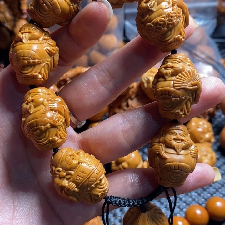 橄榄核吊坠腰缠万贯八大财神