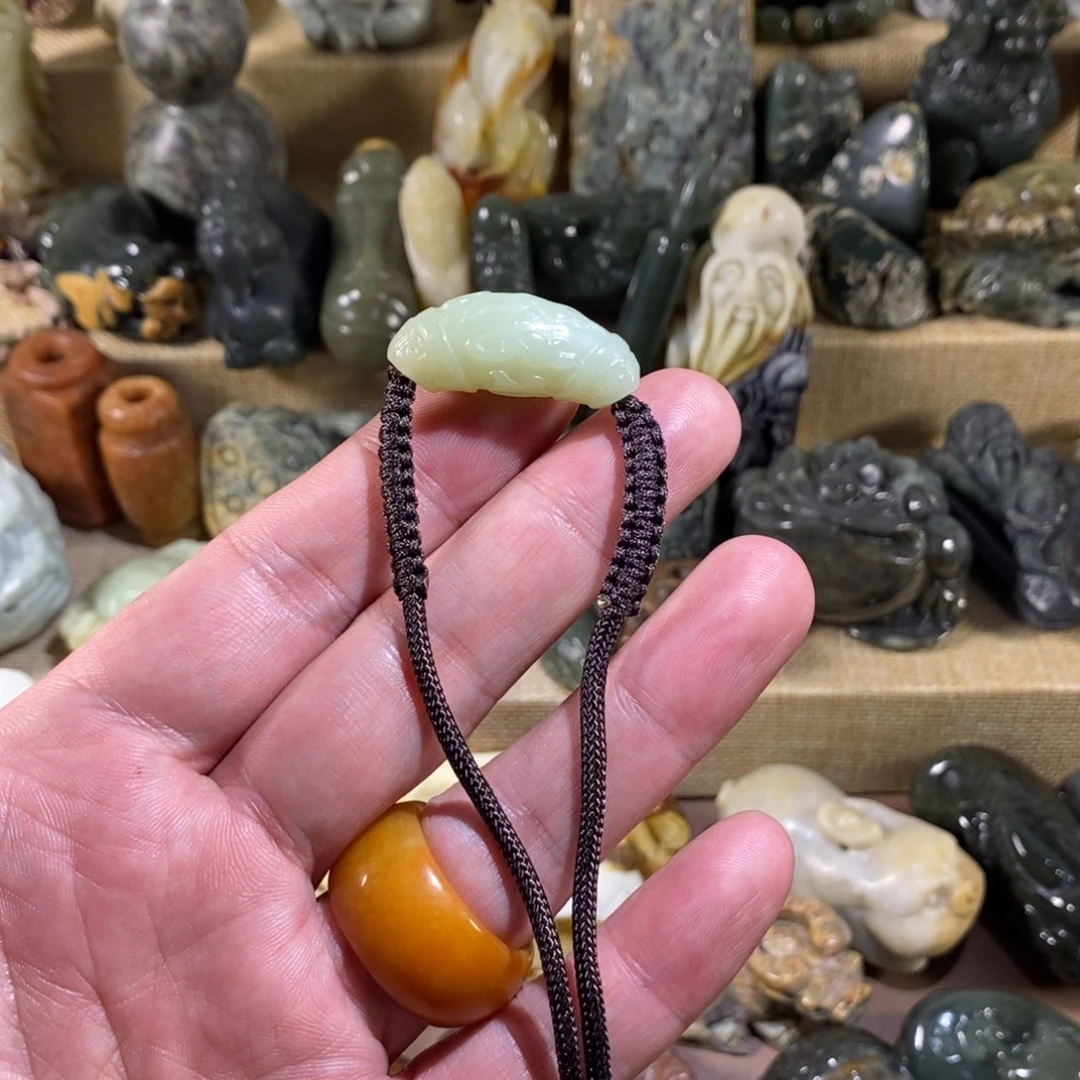 未镶嵌透闪石质玉挂件