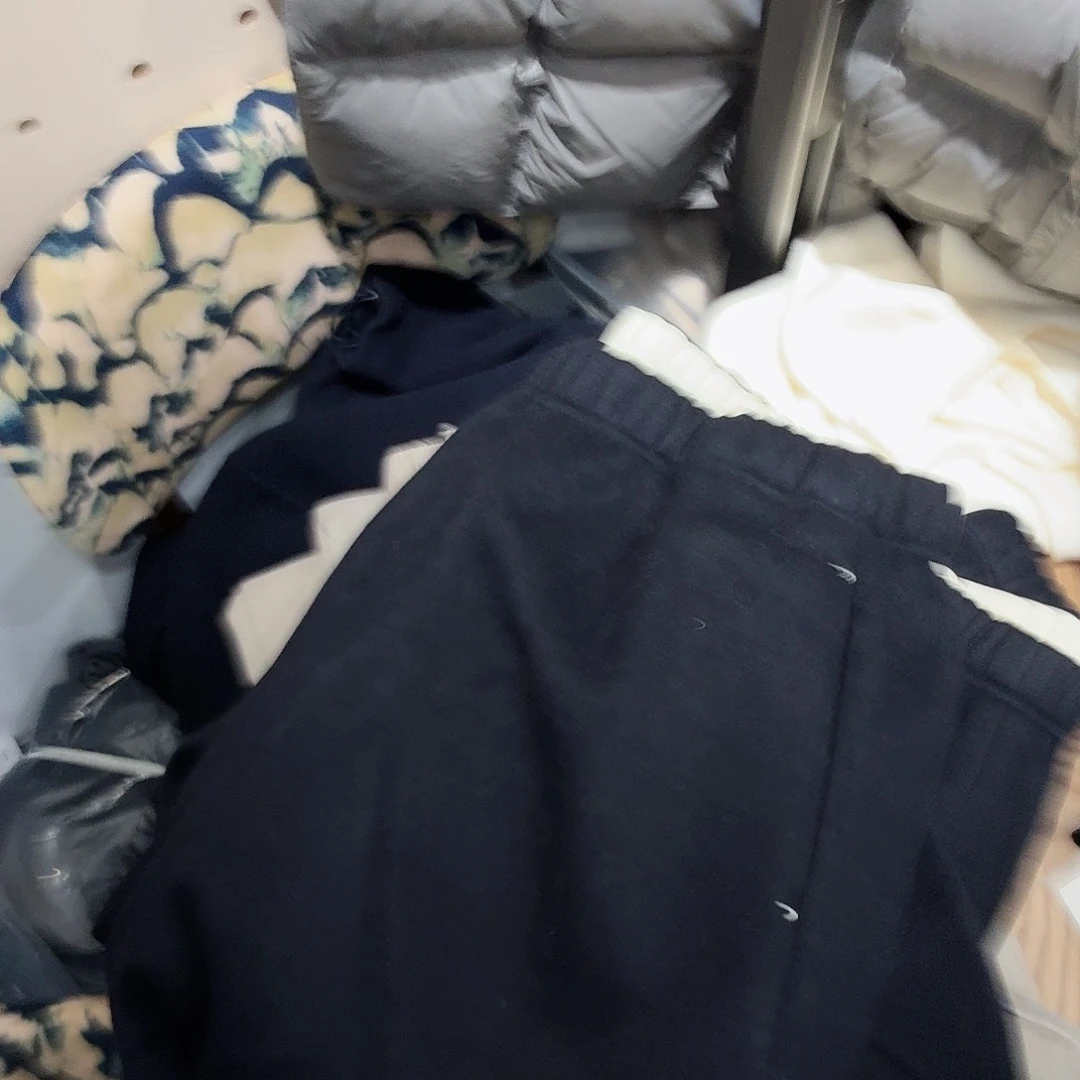 一条上身显瘦遮肉显瘦的窄版弯刀休闲裤