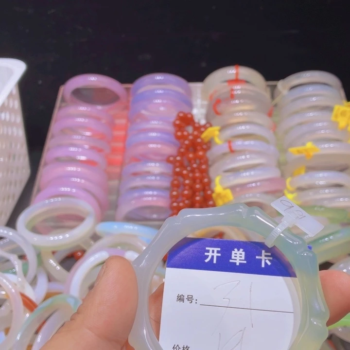 浅***酌玛瑙/玉髓未镶嵌手镯31