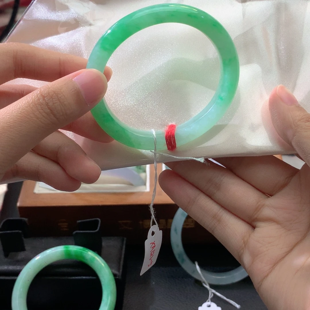 翡翠未镶嵌手镯贵妃