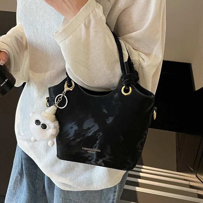 韩版时尚百搭手提水桶包2025春季新款简约休闲单肩包高级质感