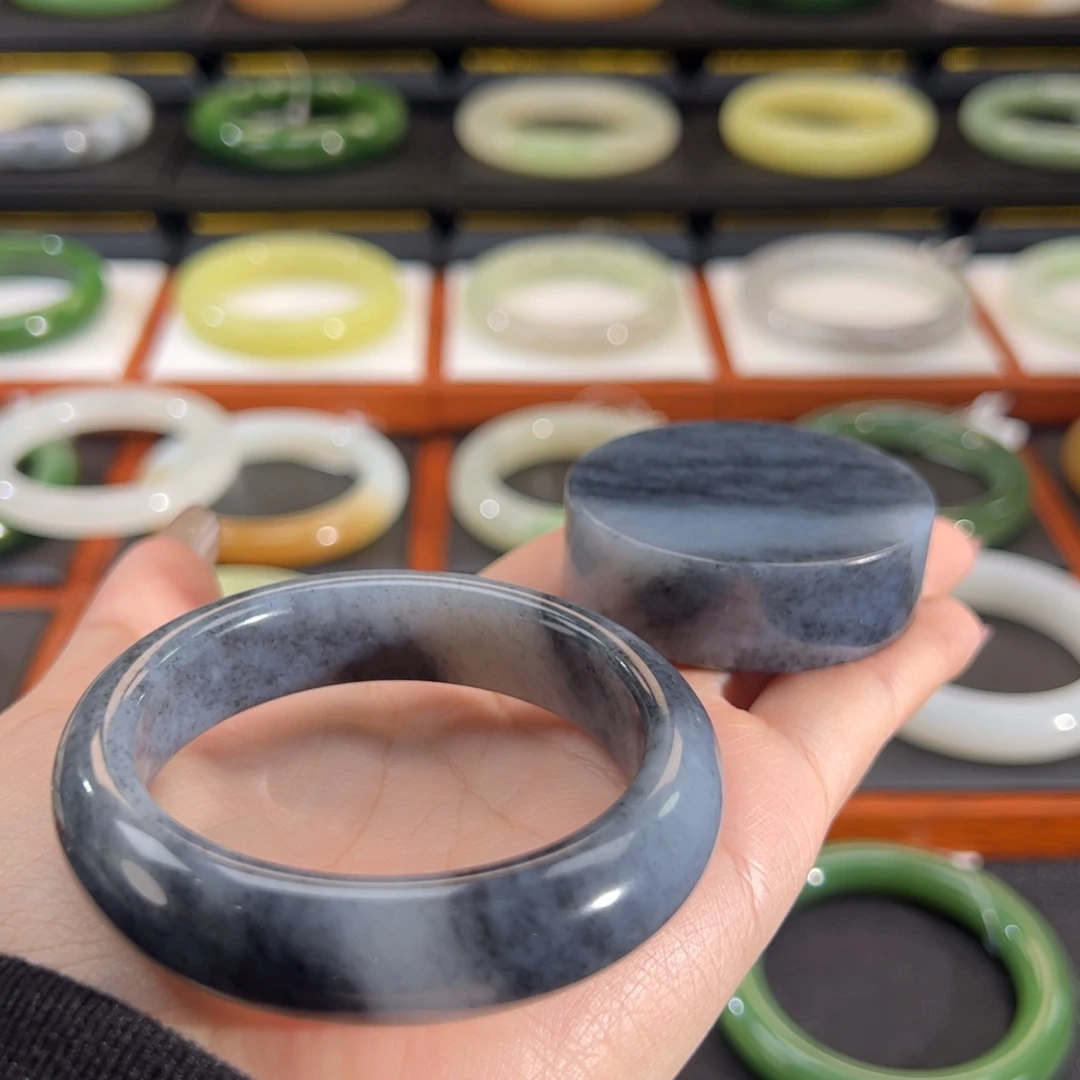 和田玉（墨玉）未镶嵌手镯山水青花