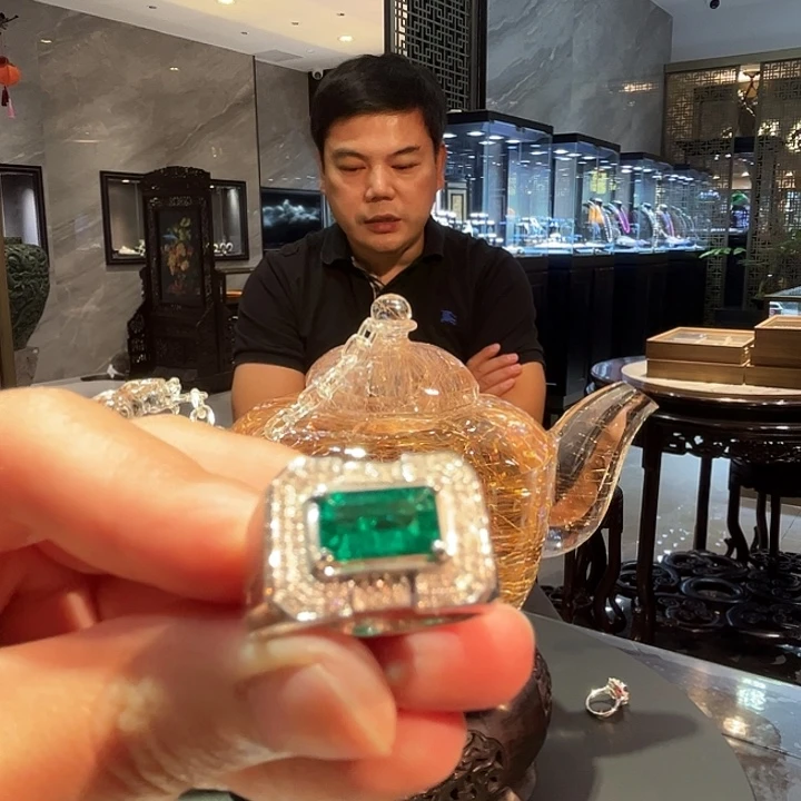 祖母绿戒指18K金镶嵌