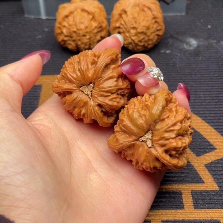 .***:文玩核桃吊坠白狮子