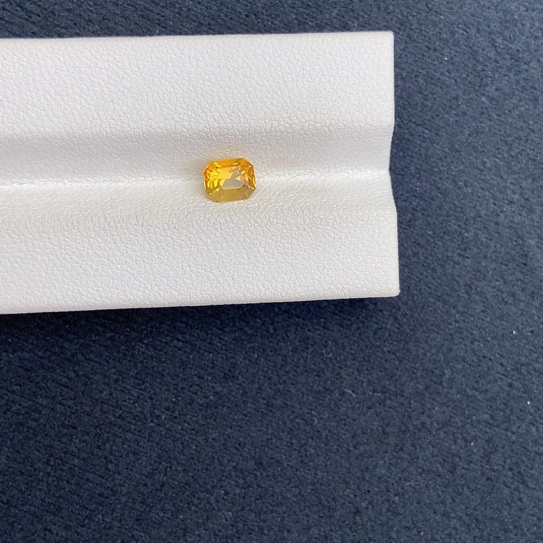 蓝宝石裸石1.05 吃饭