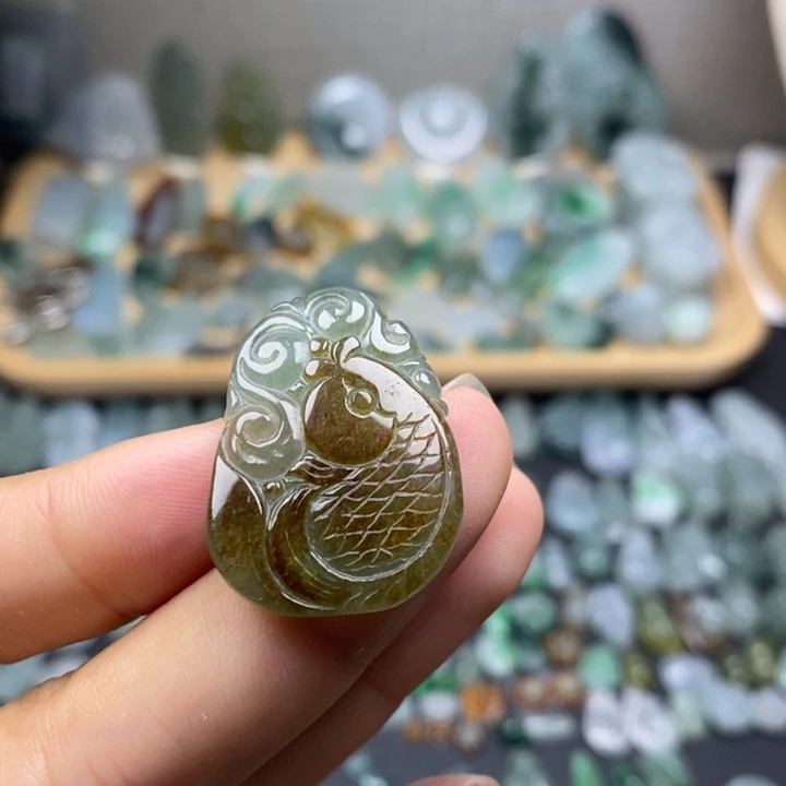 翡翠未镶嵌颈饰锦鲤