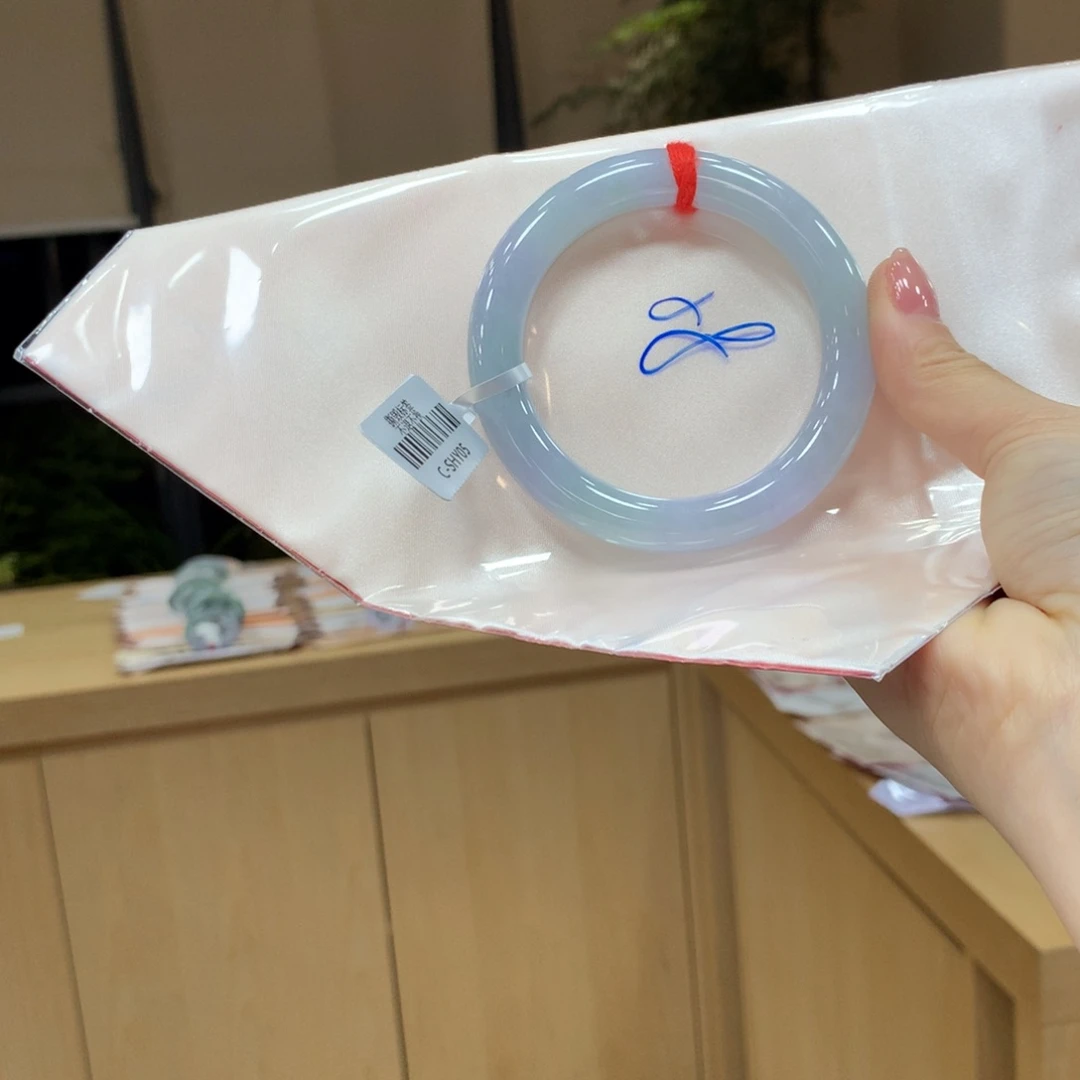 翡翠手镯未镶嵌不退不换