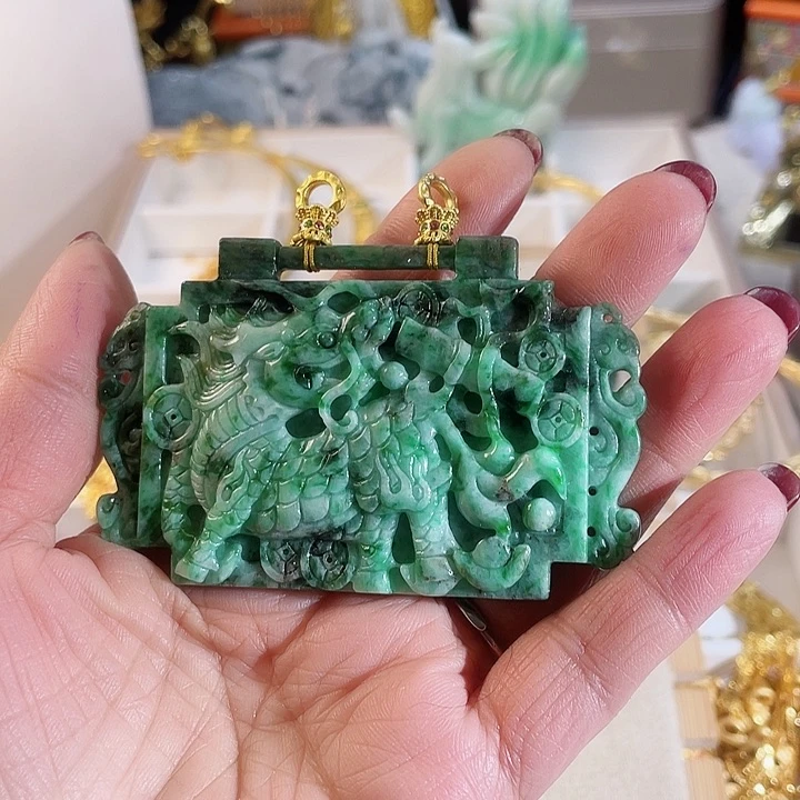 翡翠颈饰未镶嵌芭****y翡翠包包锁满绿色