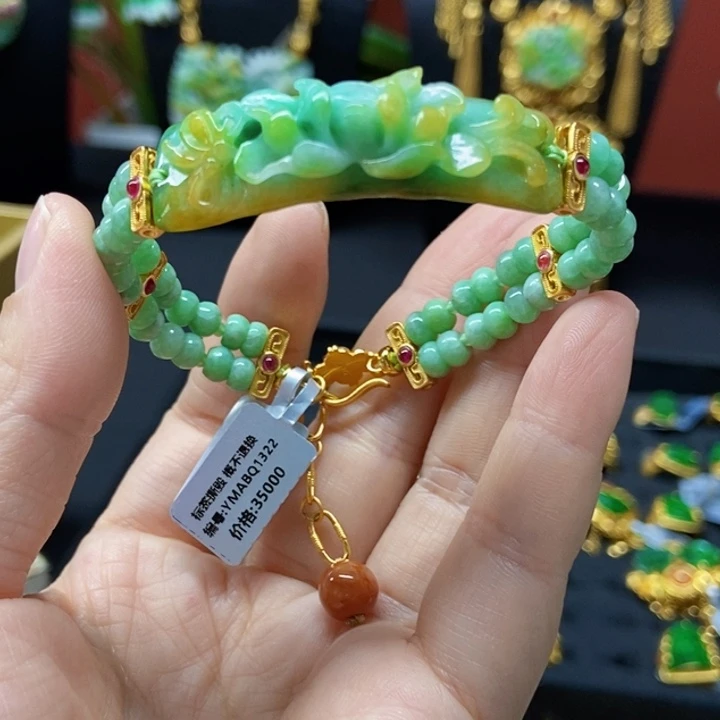 翡翠未镶嵌颈饰手牌