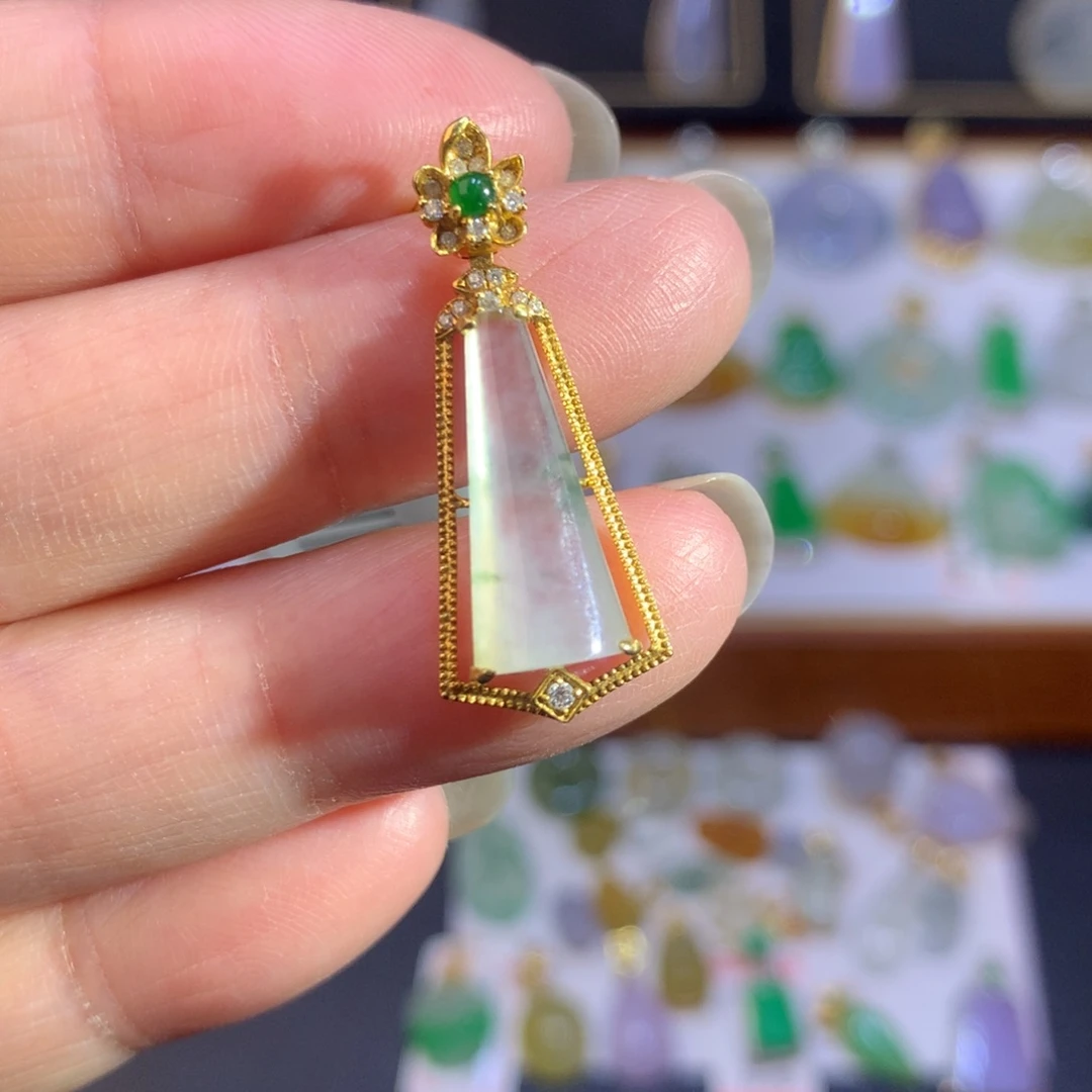 翡翠18K金镶嵌颈饰