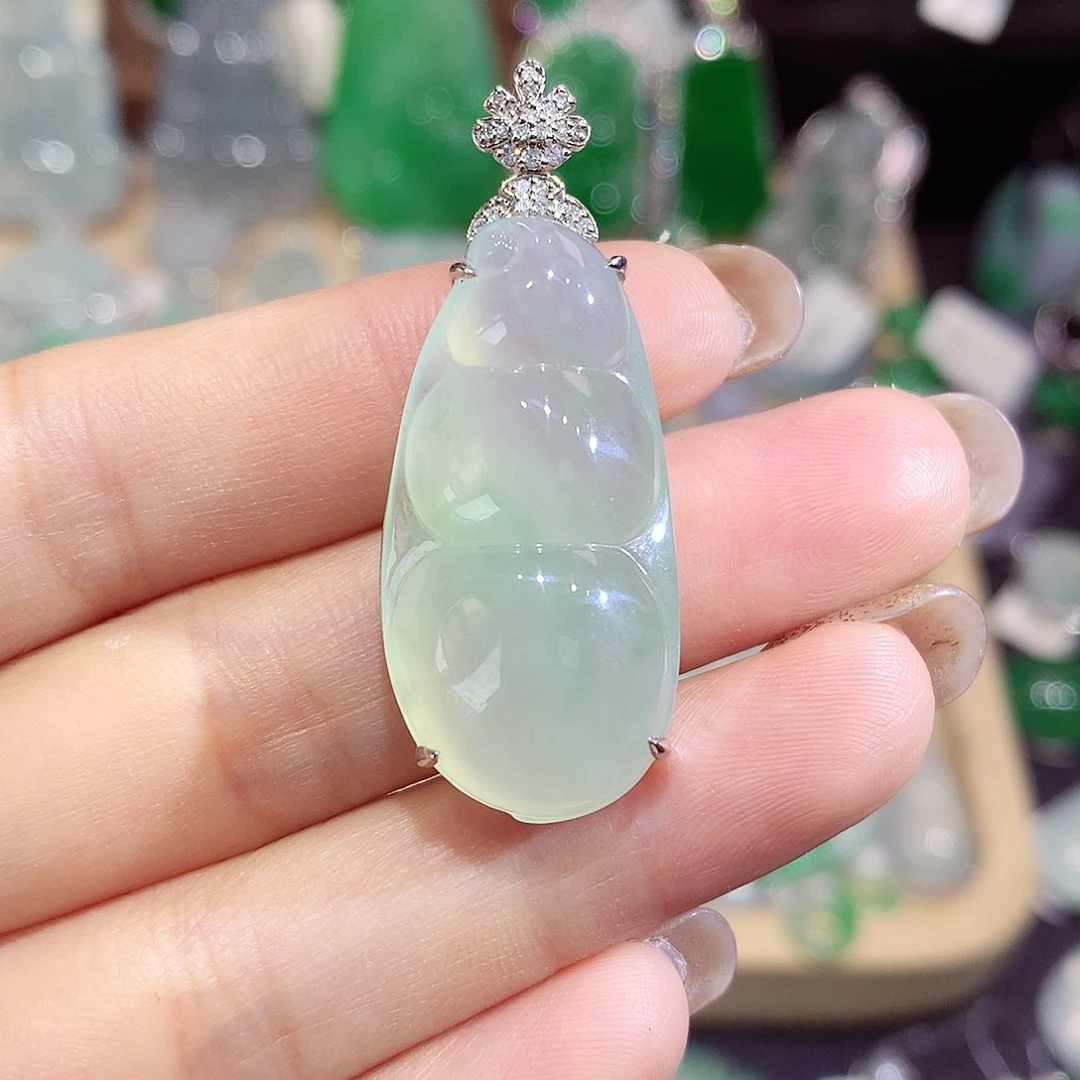 翡翠18K金镶嵌颈饰豆