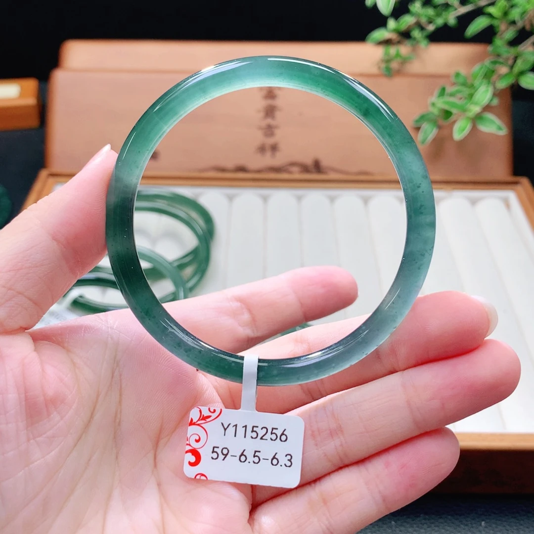 翡翠未镶嵌手镯（圆镯）