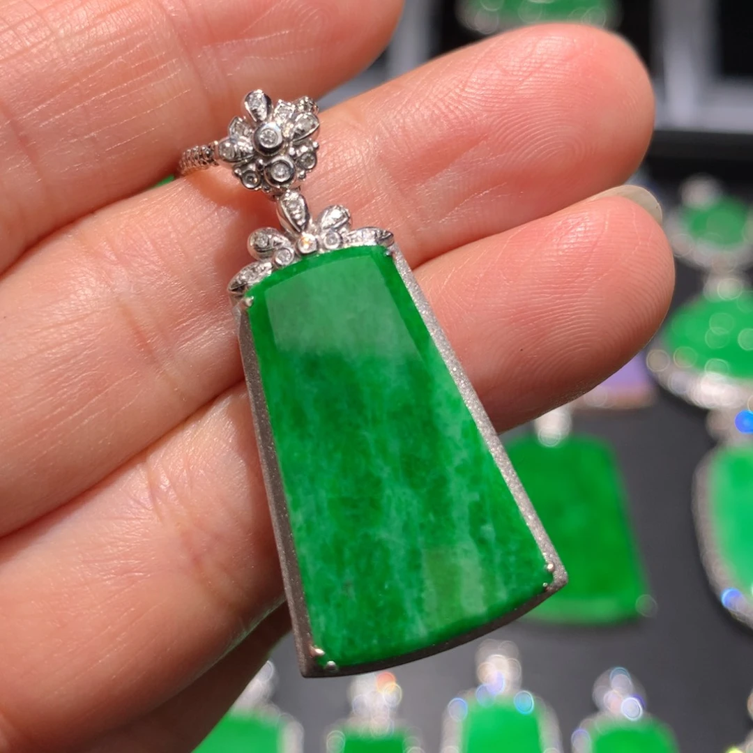 翡翠颈饰18K金镶嵌翡翠