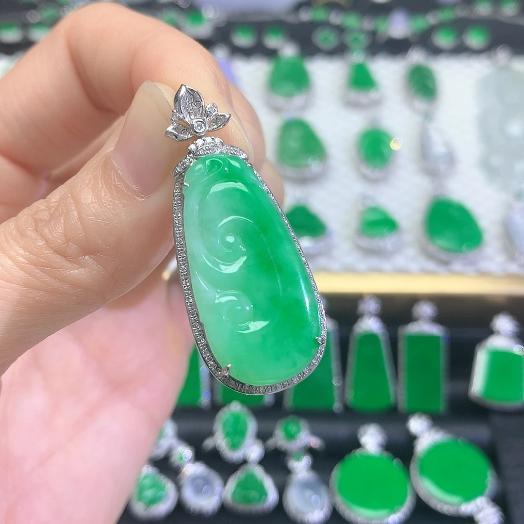 颈饰18K金镶嵌翡翠吊坠