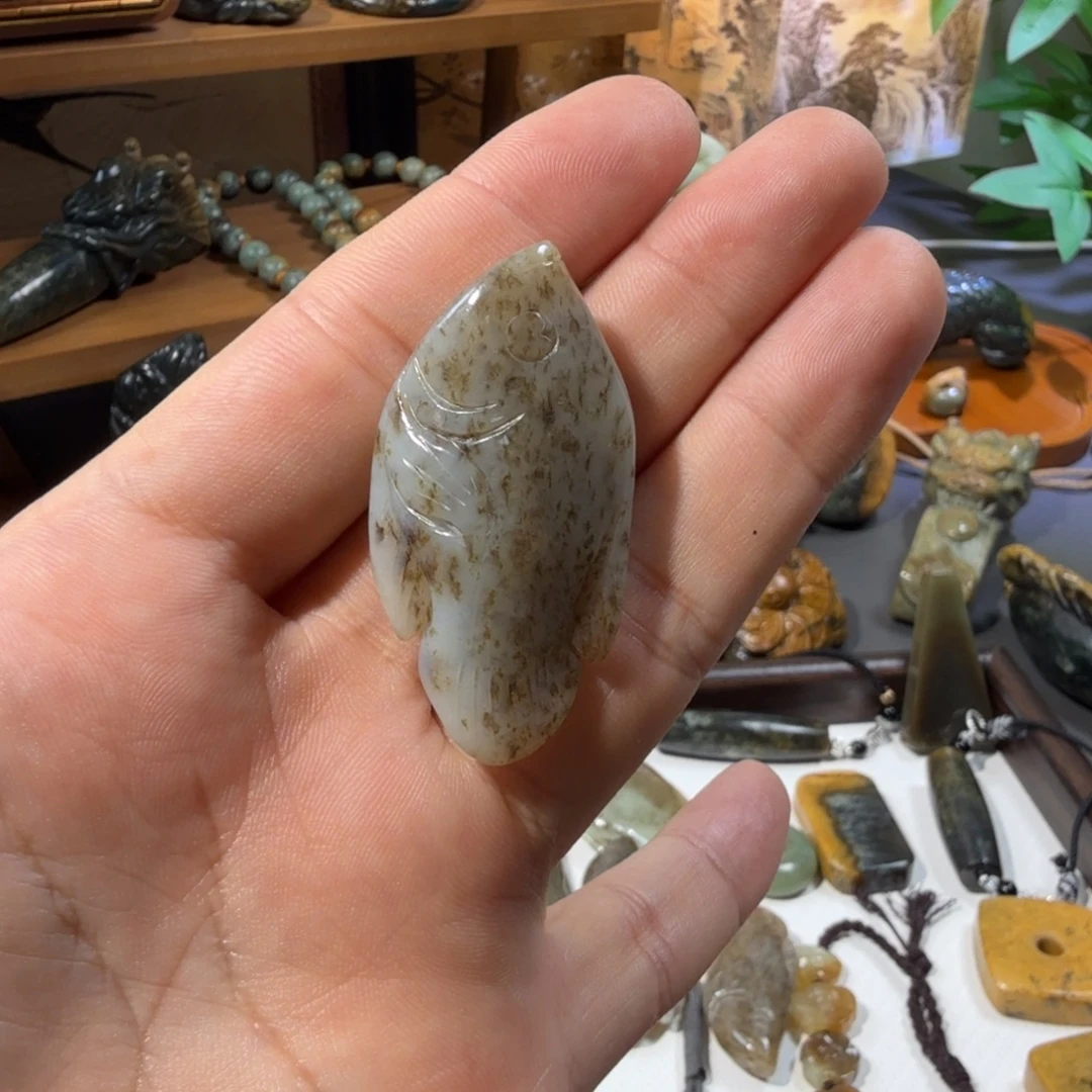 大***了未镶嵌透闪石-蛇纹石玉颈饰