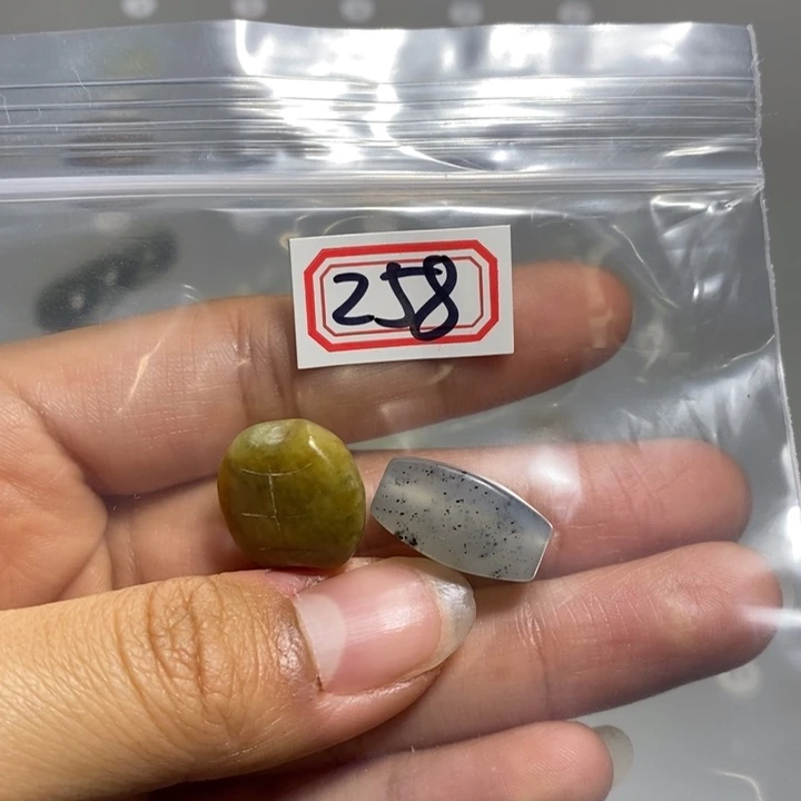 蛇纹石玉颈饰未镶嵌马**珏