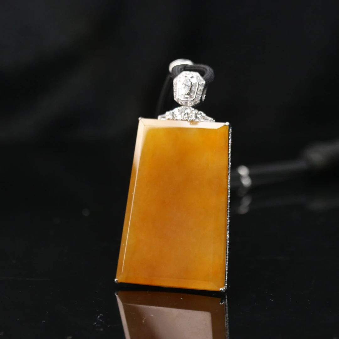 69天然缅甸翡翠A货18K玻璃种芬达黄无事牌/700713北京中保拍卖