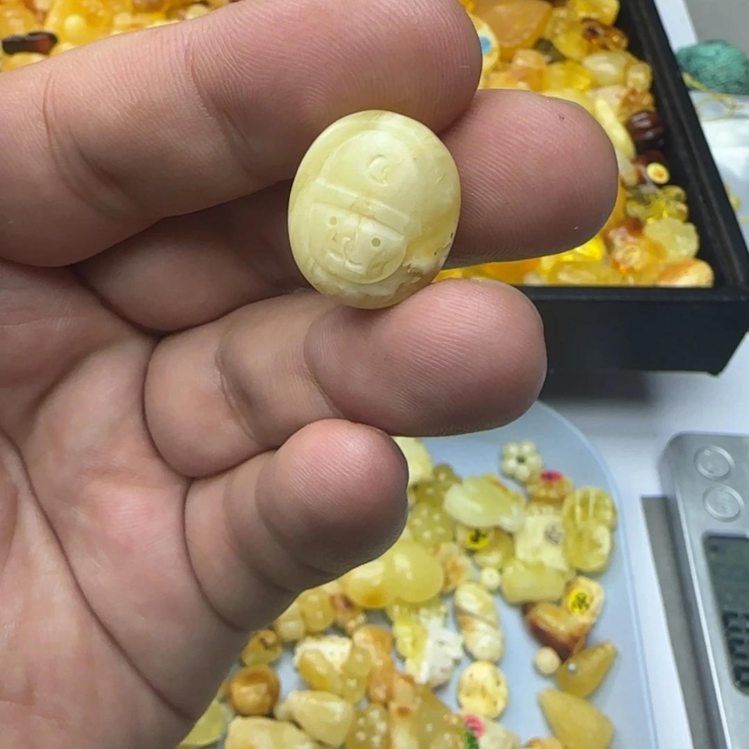 哦***哦琥珀未镶嵌裸石1.87克有瑕